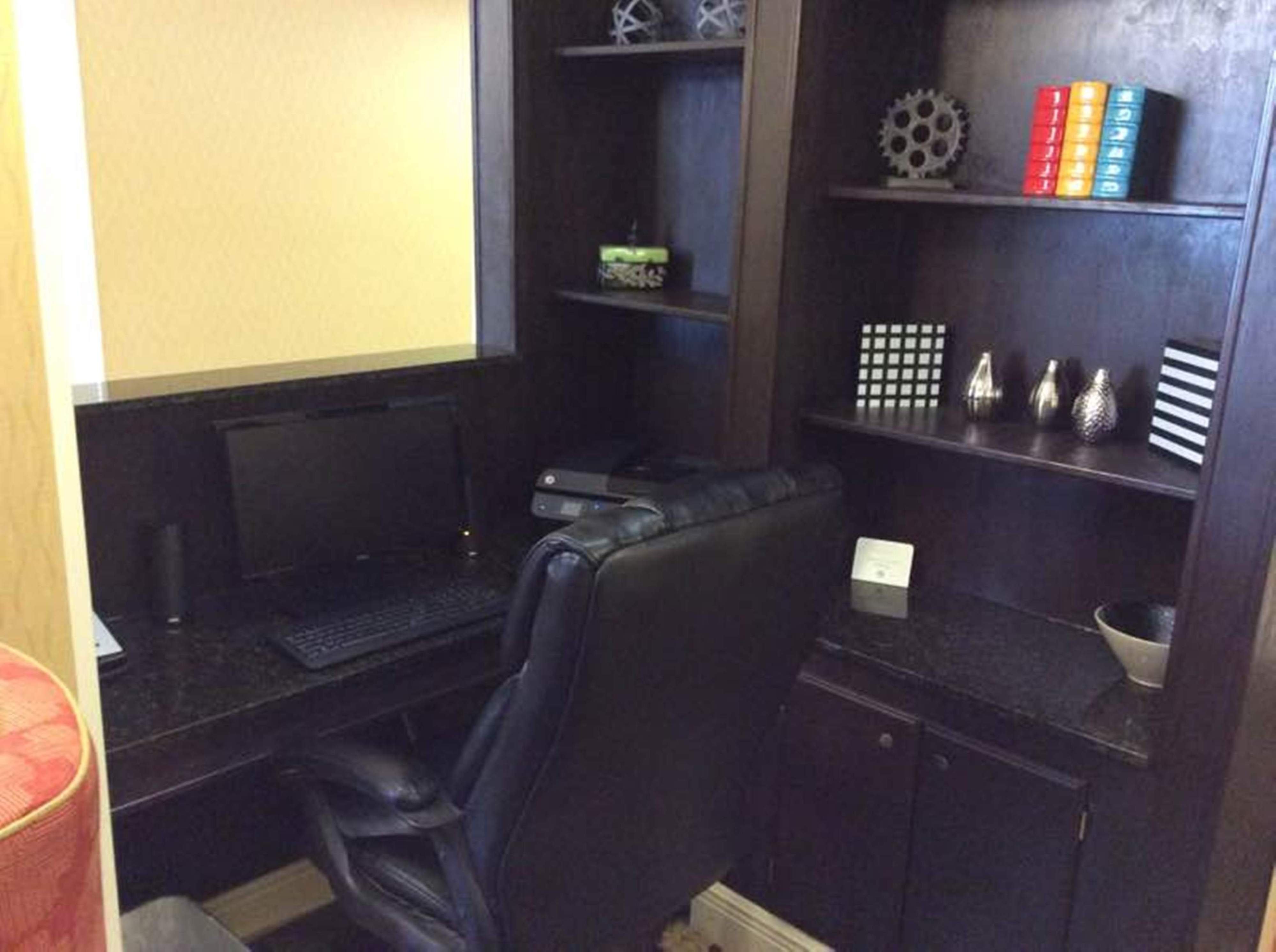 Holiday Inn Express Suites Forest 36/37