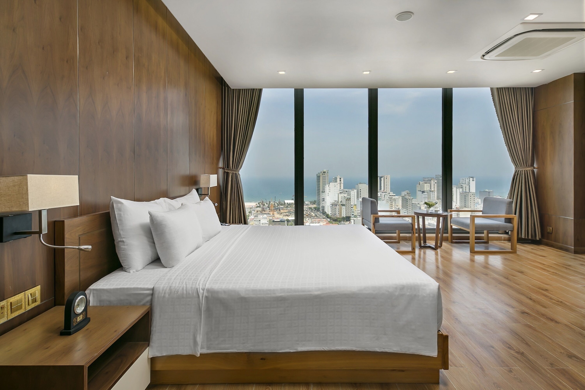 SIGNATURE, SUITE, PARTIAL SEA VIEW, BATHTUB
