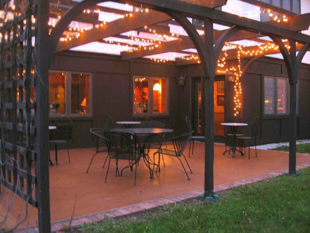 Settlement Courtyard Inn & Lavender Spa 62/66