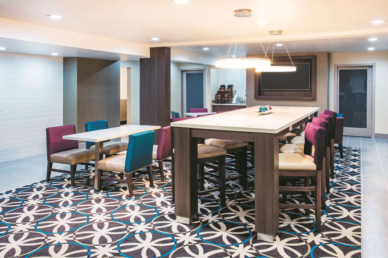 La Quinta Inn & Suites by Wyndham Cincinnati NE - Mason 27/28
