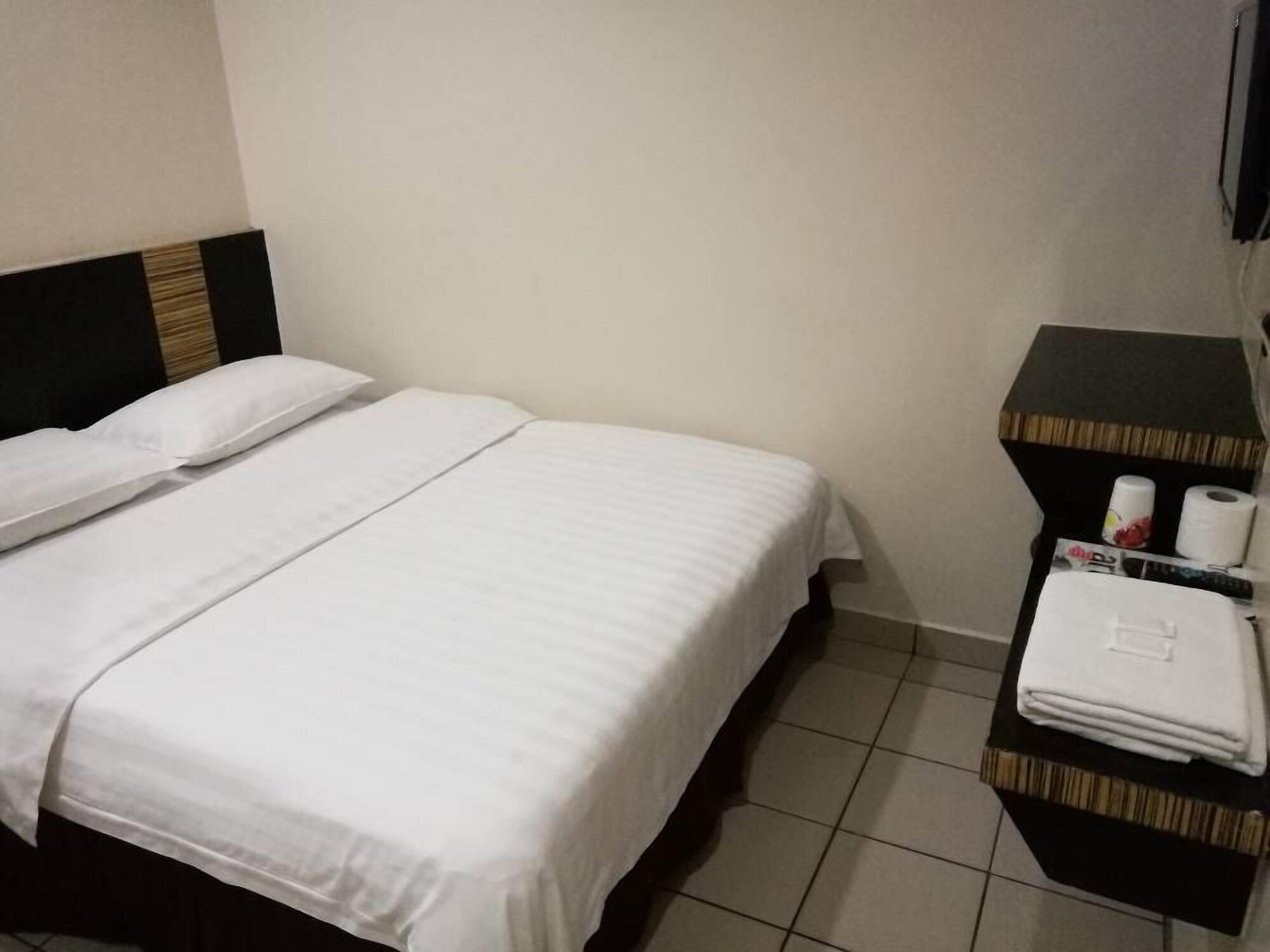 ROOM, DOUBLE BED, NO WINDOW