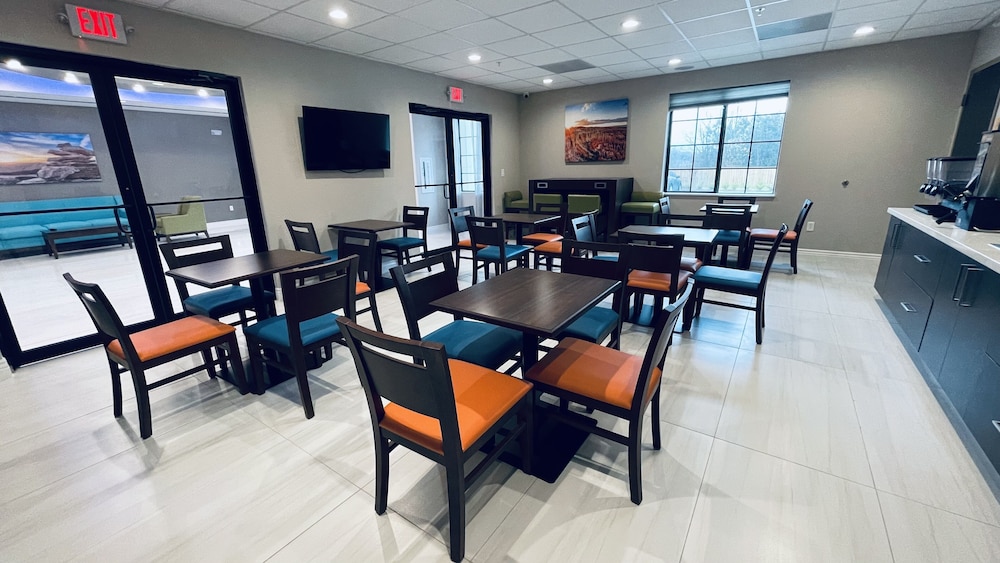 Days Inn & Suites by Wyndham Greater Tomball 50/61