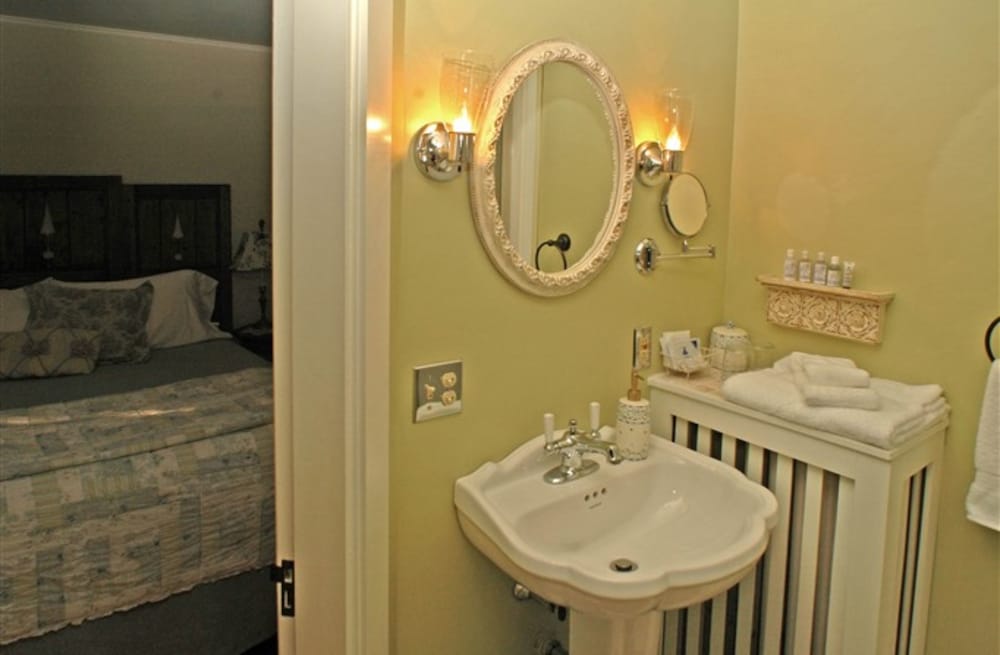 Benjamin F Packard House Bed and Breakfast 43/47