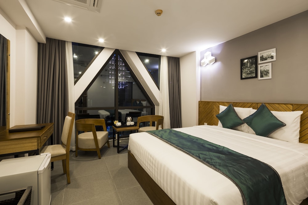 DELUXE, DOUBLE OR TWIN BED