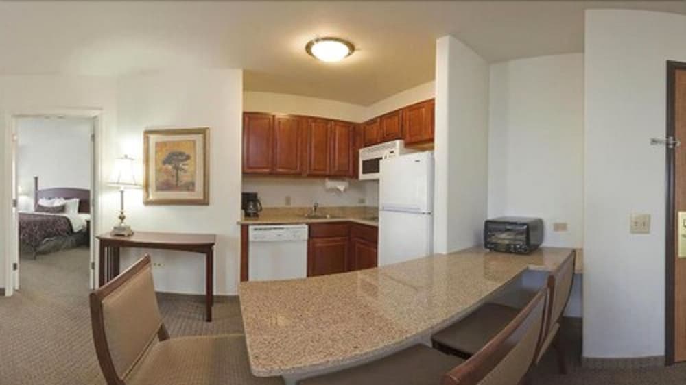 STAYBRIDGE SUITES ROCKFORD 51/73