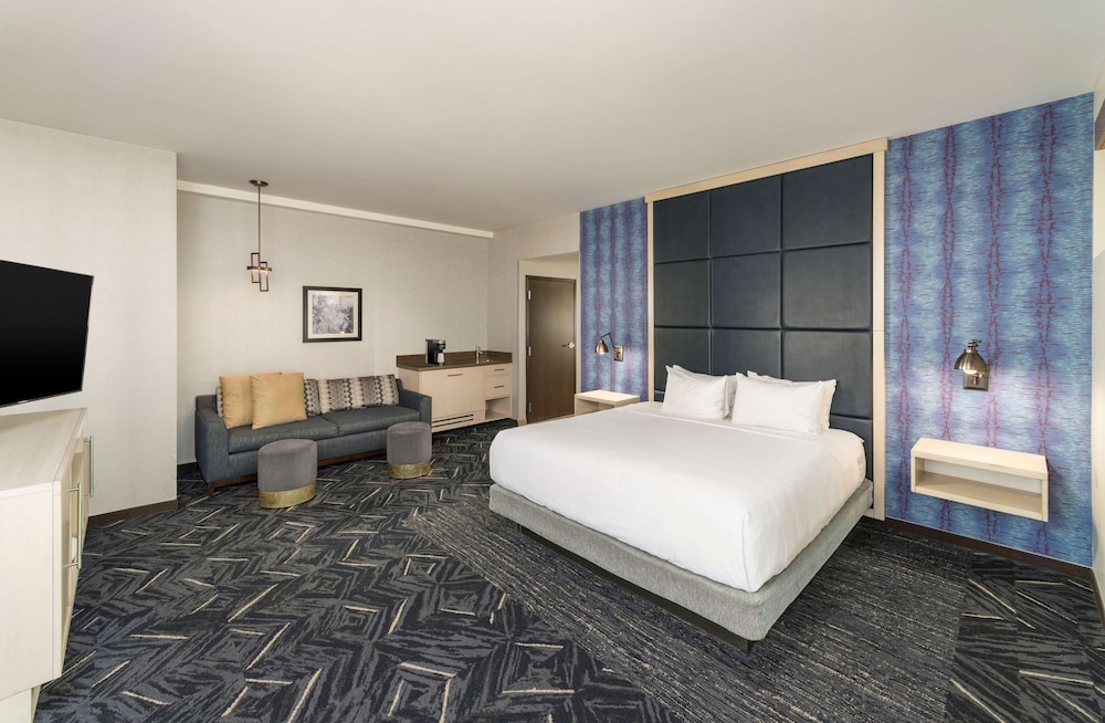 Hyatt Place Greenville/Downtown 13/64