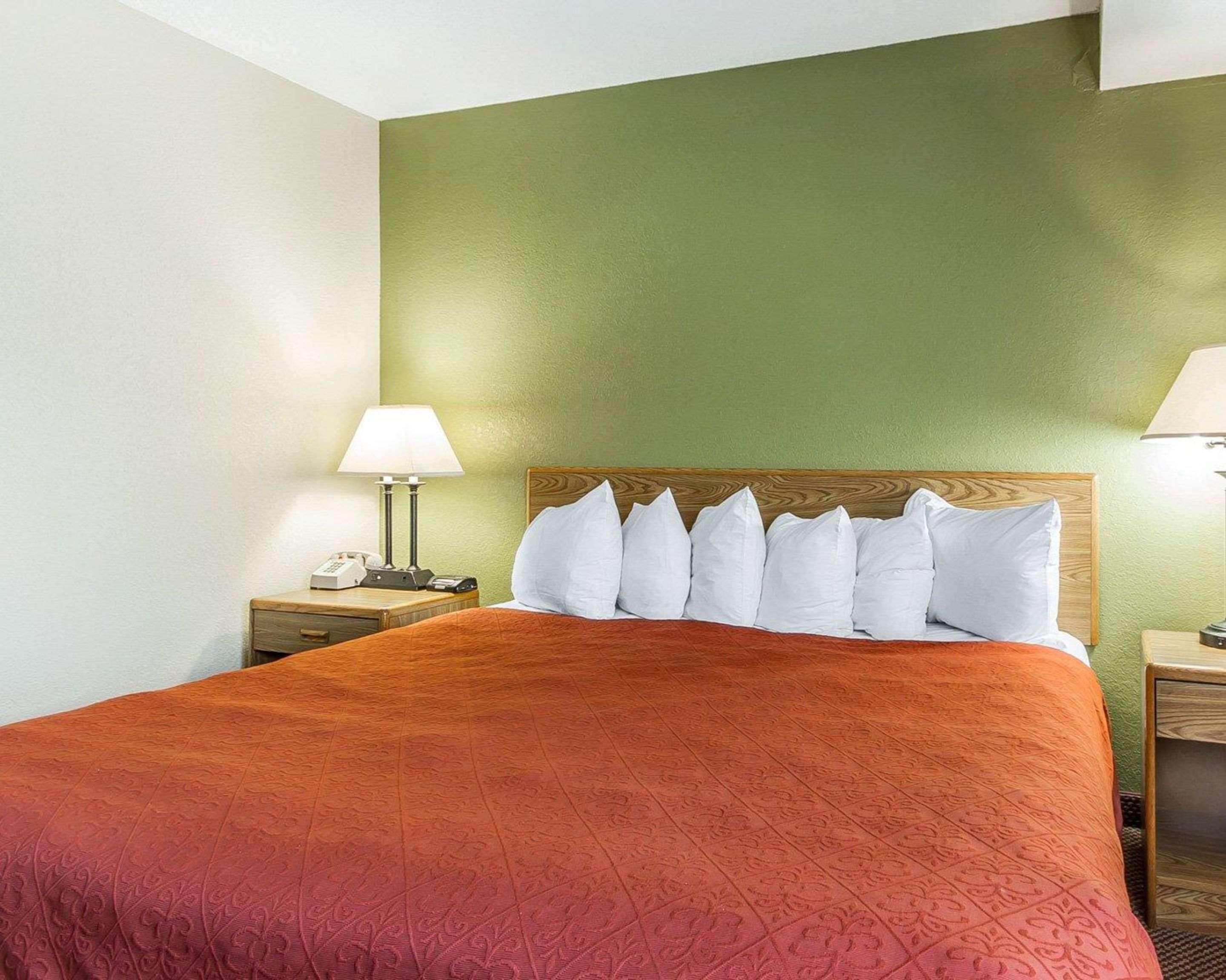 غرفة بسرير مزدوج، AmericInn by Wyndham Reedsburg 2/4
