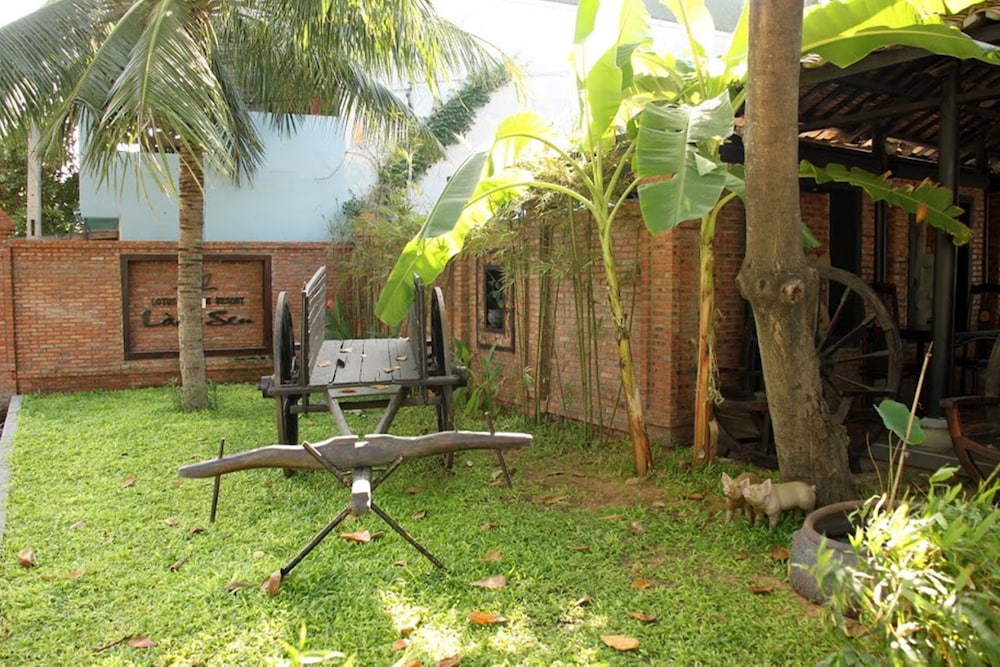 Lotus Village Resort 24/38