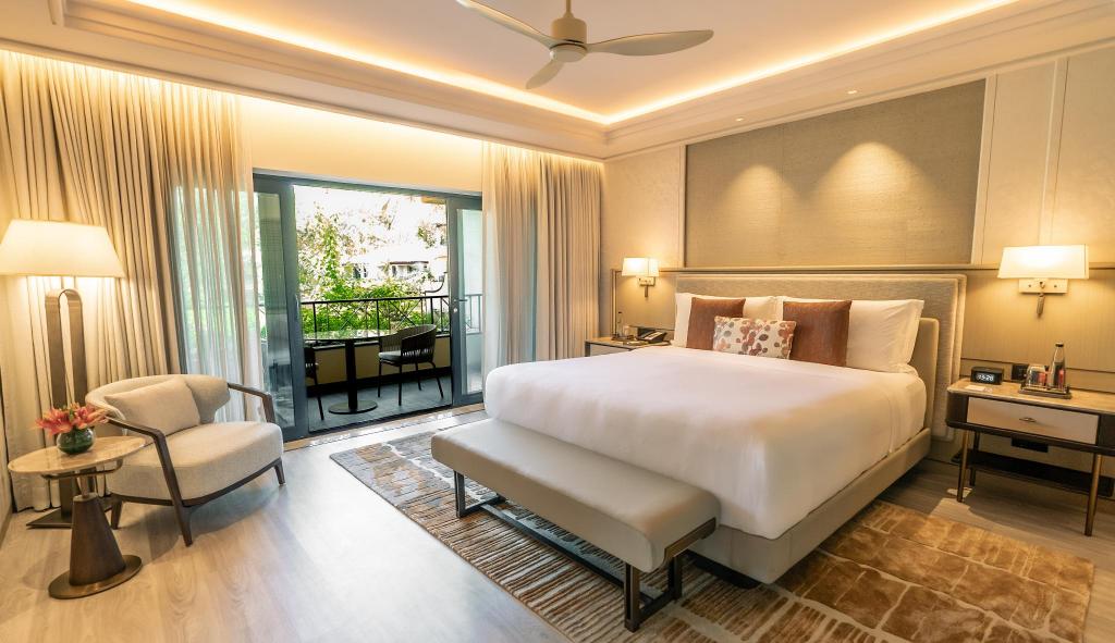 1 Bedroom, Caroline Astor, Suite, King Bed, Lagoon View, Balcony