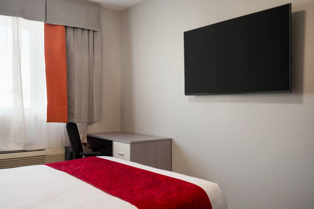 Ramada by Wyndham West Edmonton Hotel & Suites 23/45