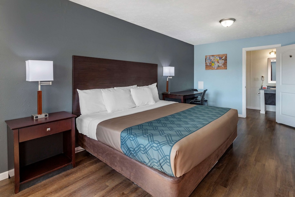 Econo Lodge Inn & Suites South 15/27