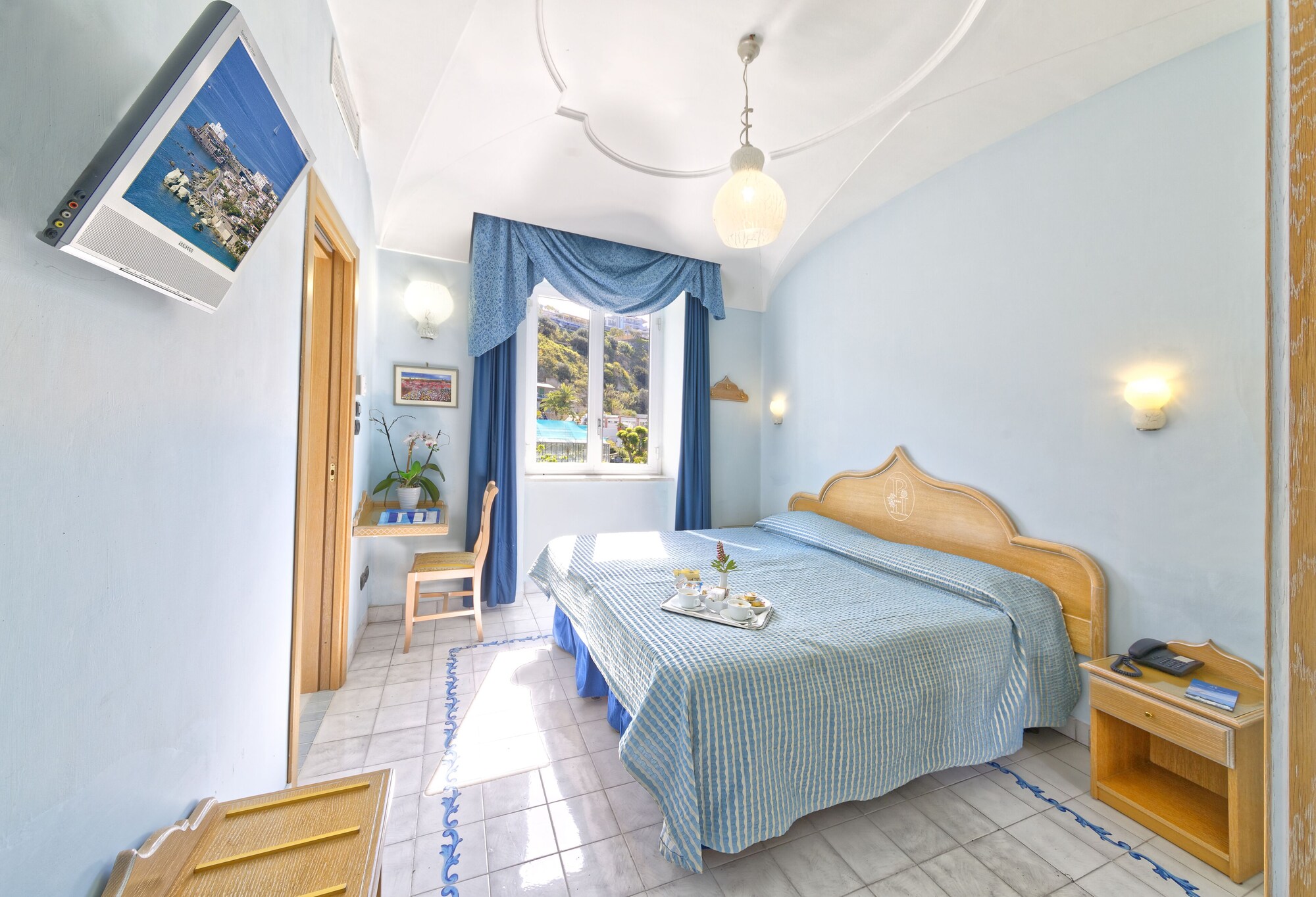 ROOM, DOUBLE OR TWIN BED