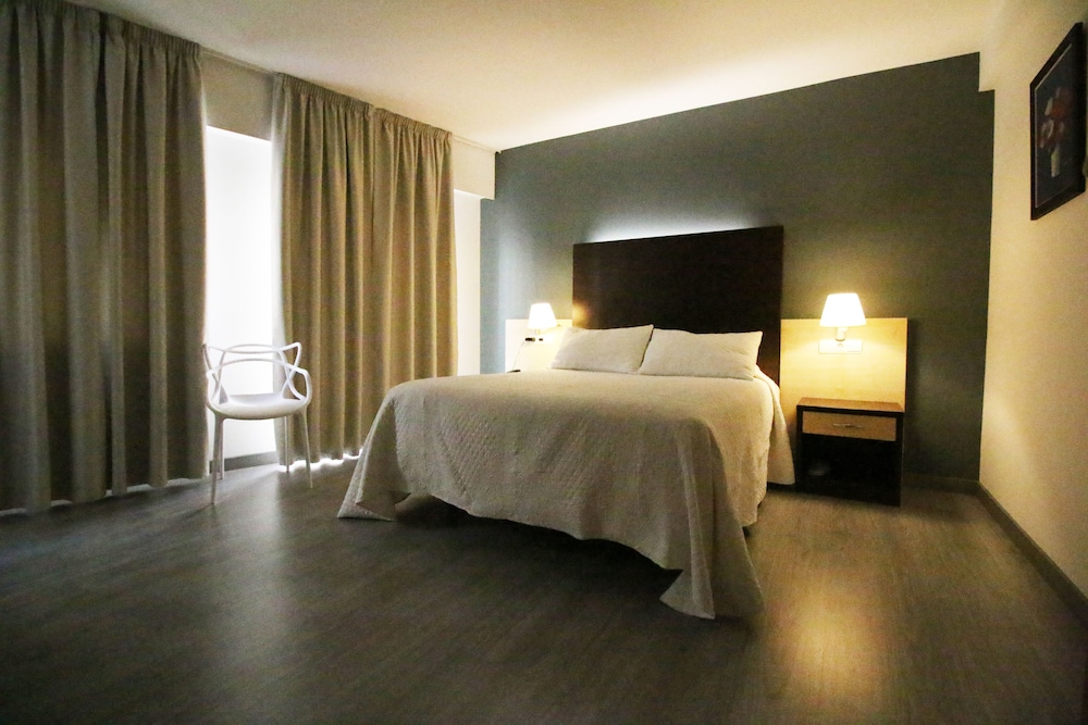 SENIOR, DOUBLE BED, CITY VIEW, SOFA