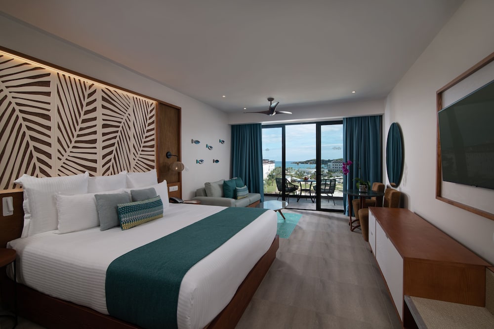 Preferred Club, Junior Suite, King Bed, Tropical View