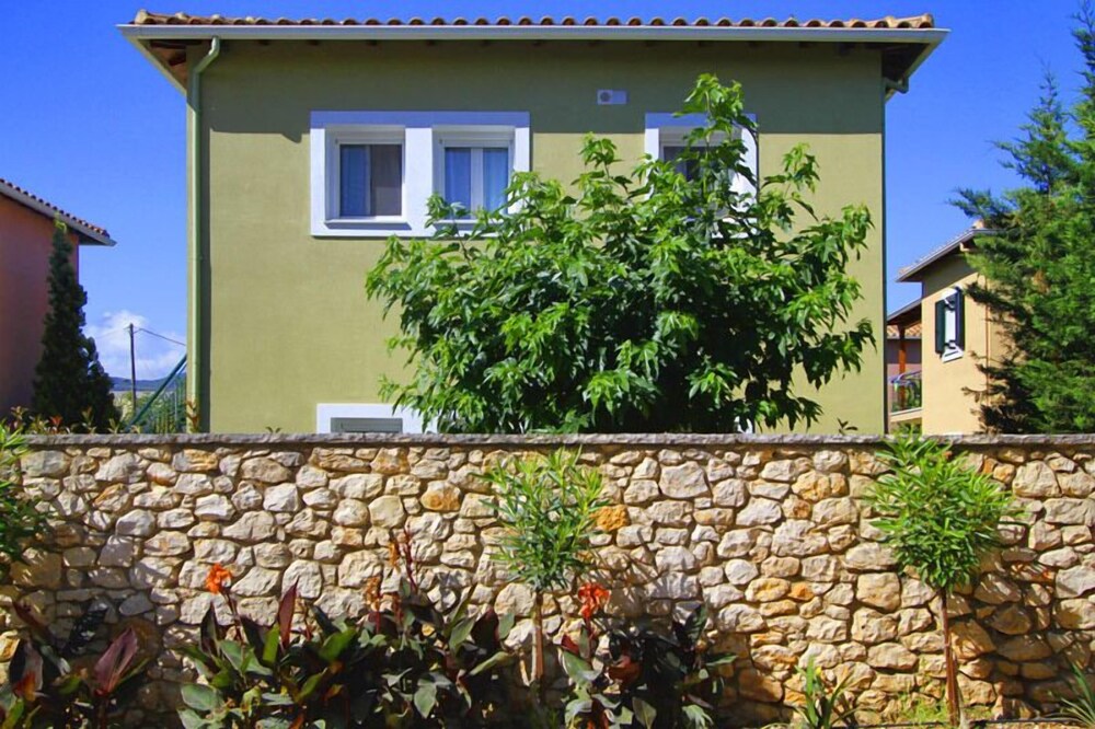 Saint Thomas Village 39/41