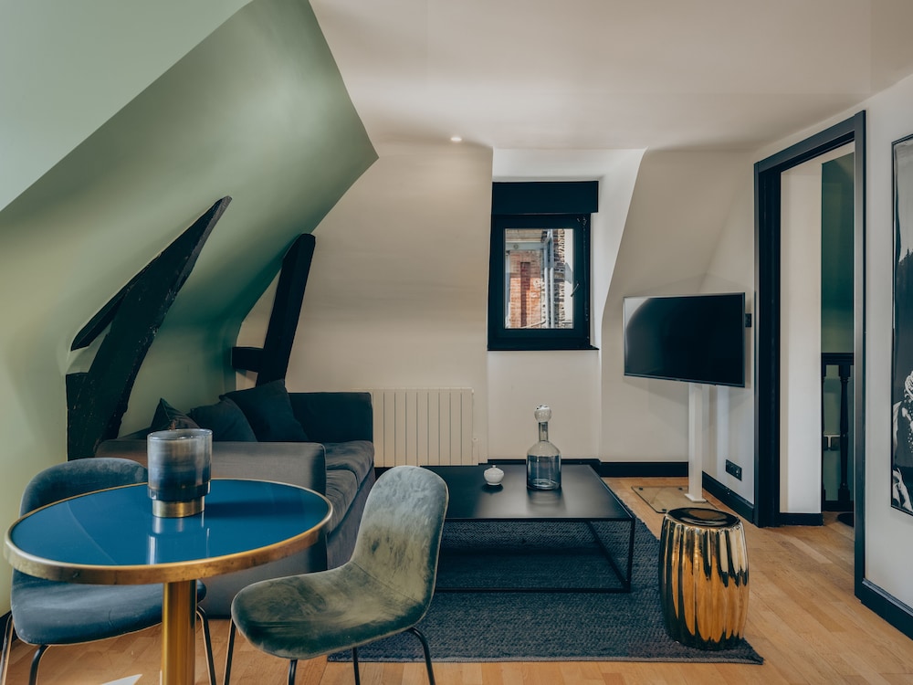 La Maison De Nemours 34/44