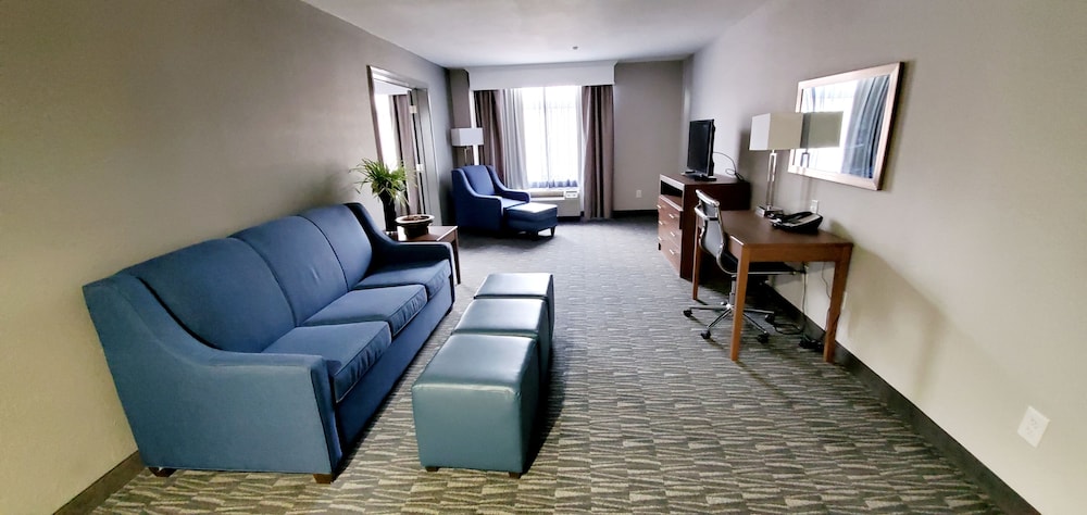 Spark by Hilton Tupelo 20/35