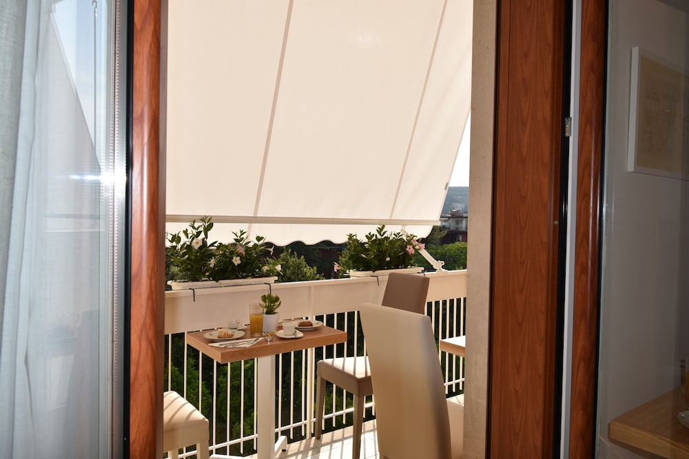 Melody Sorrento Suites 38/44
