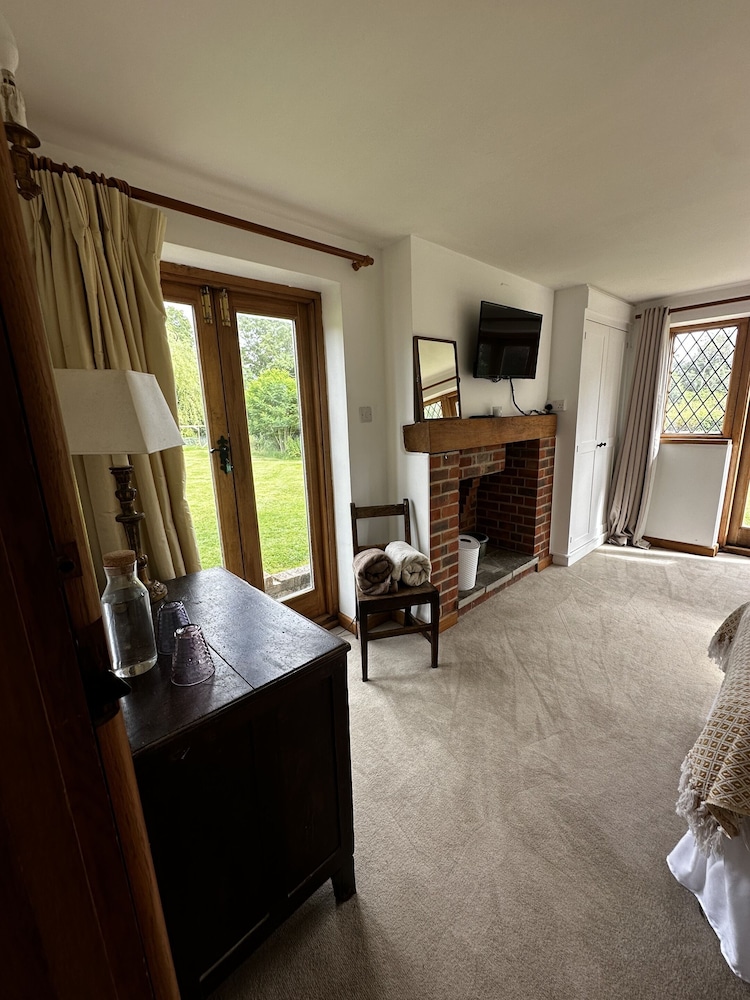 Dunsfold B&amp;B 22/44