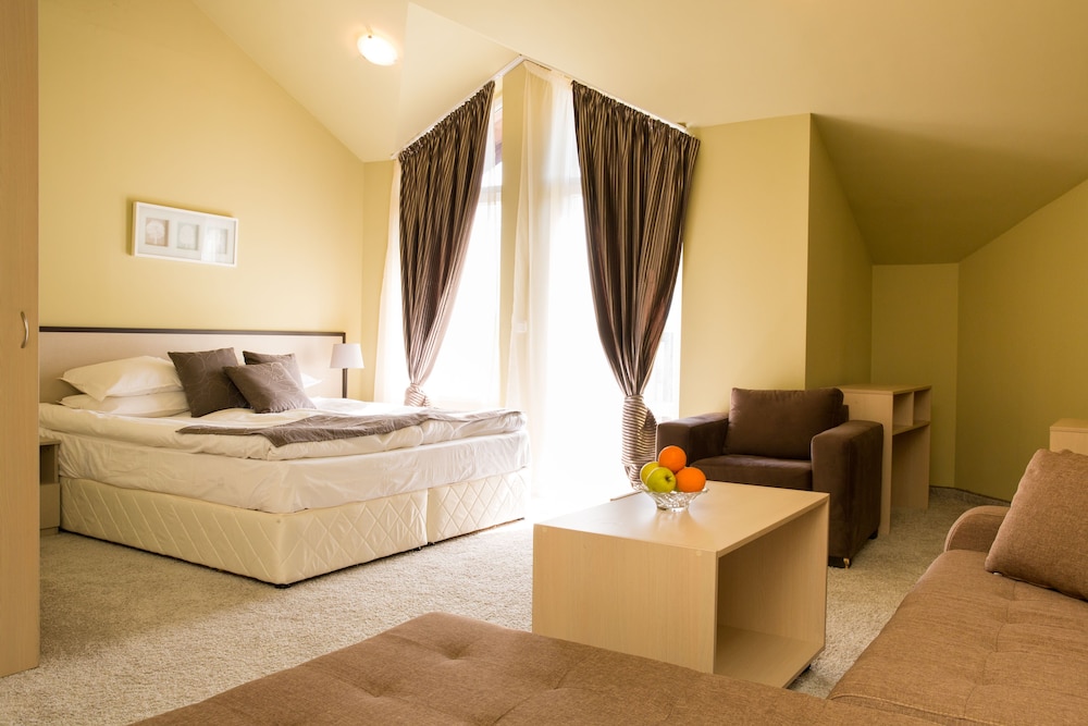 Seven Seasons Hotel and Spa 24/67