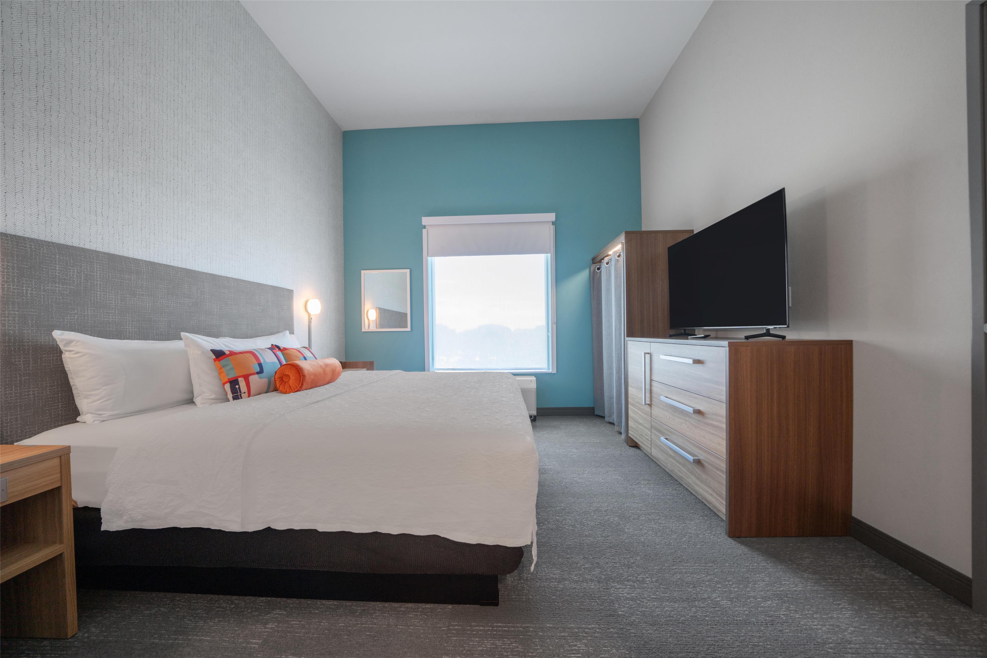1 BEDROOM, SUITE, KING BED, ACCESSIBLE