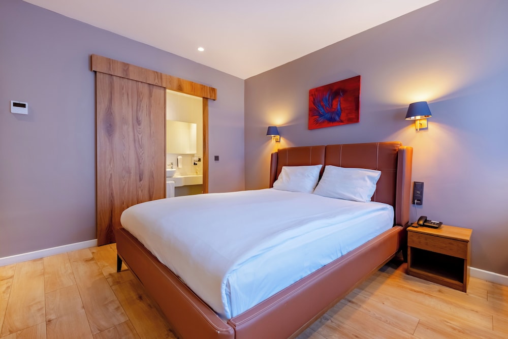 2 BEDROOMS, CONNECTING, FAMILY