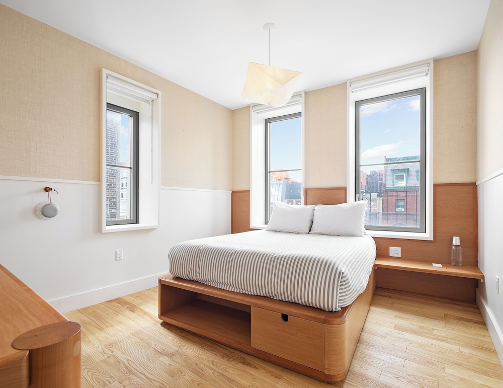 Freeman, Queen Bed, Large, Accessible