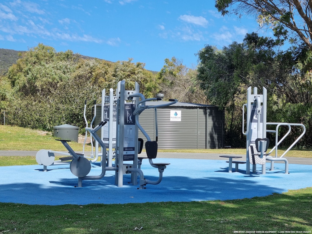 EMU BEACH CHALETS 15/35