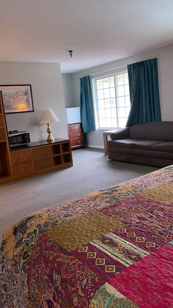 Surrey Inn Hotel 28/61