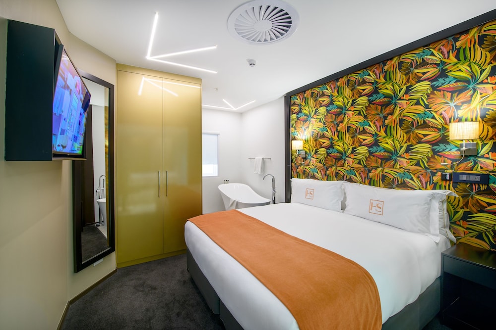 SUITE, KING BED