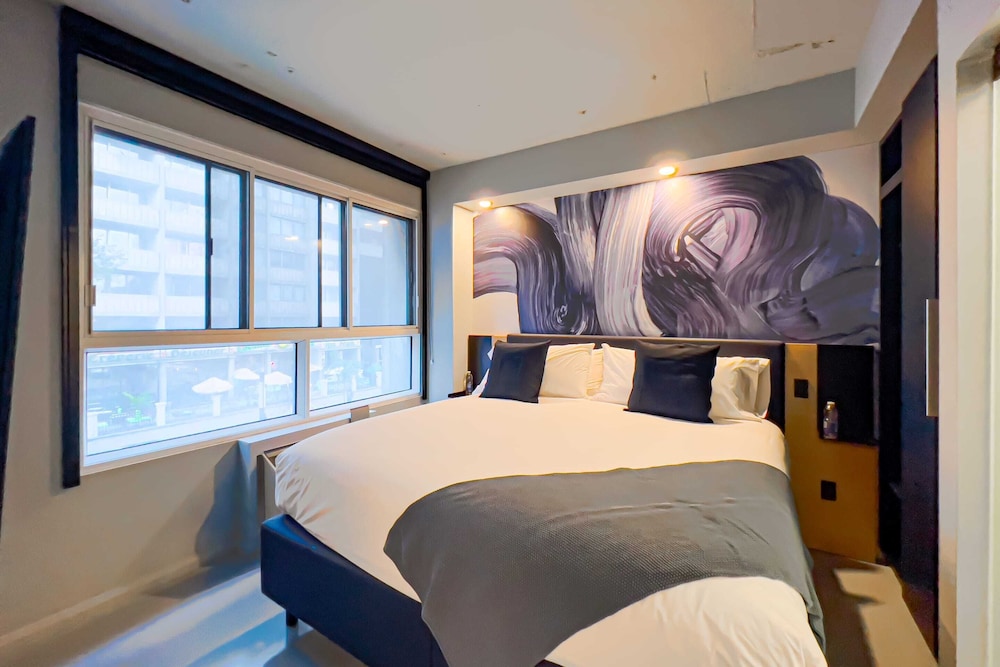ROOM, SINGLE