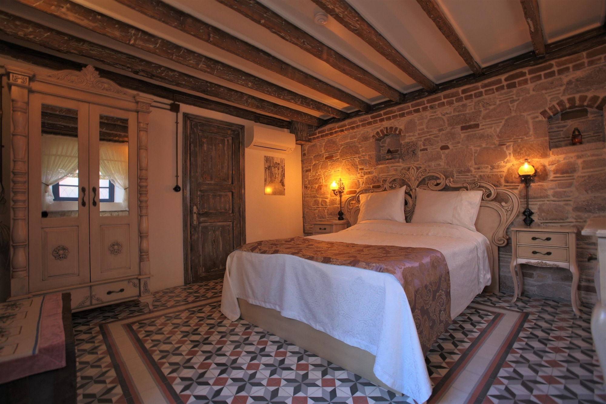 SUPERIOR, QUEEN BED