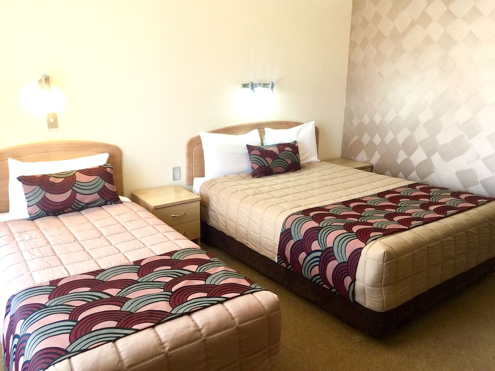 GOSFORD PALMS MOTOR INN 20/62