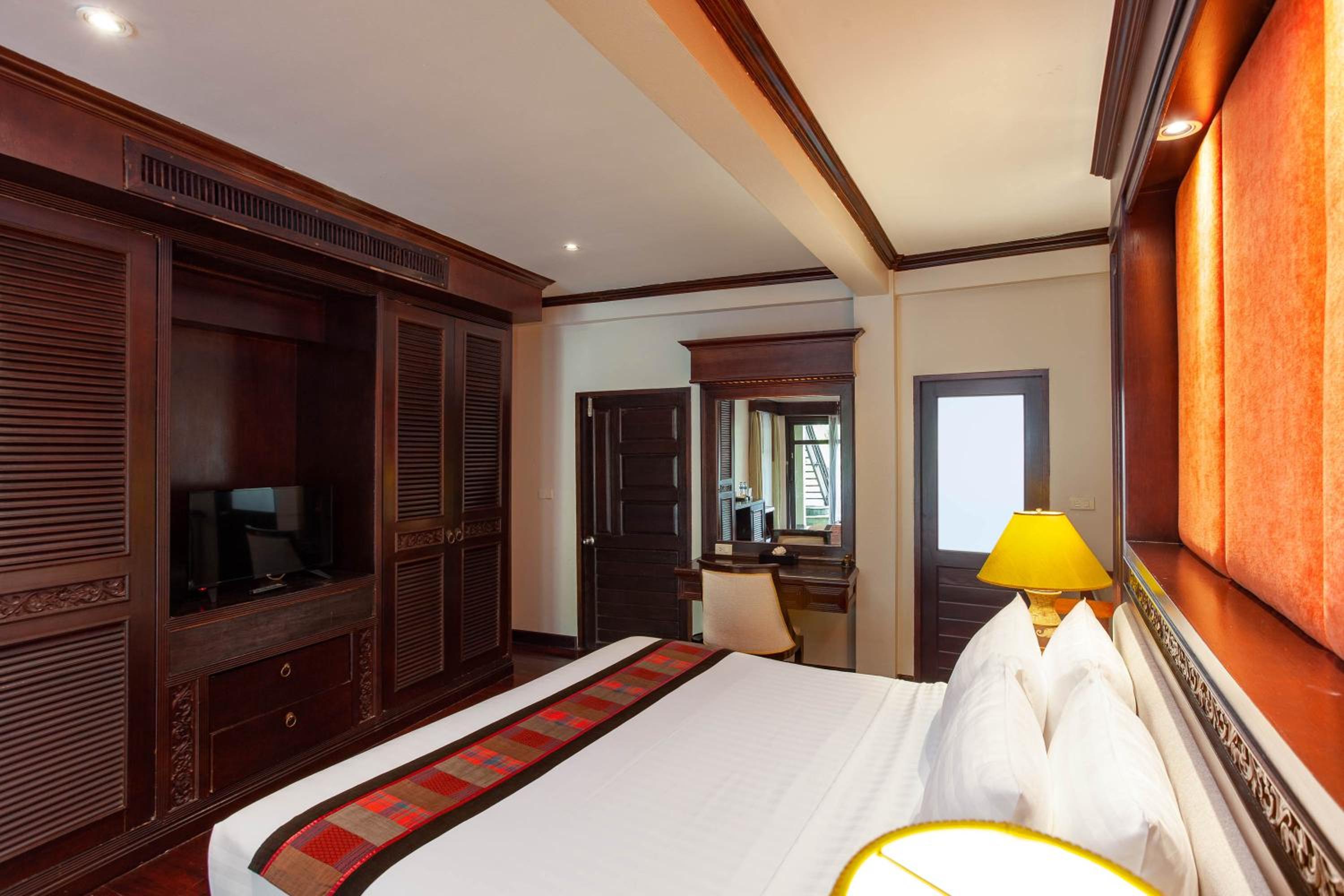 Deluxe, King Bed, Pool Access