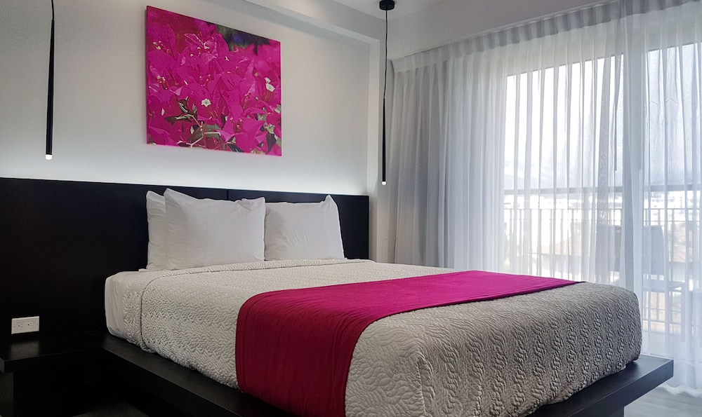 R Hotel Kingston 10/41