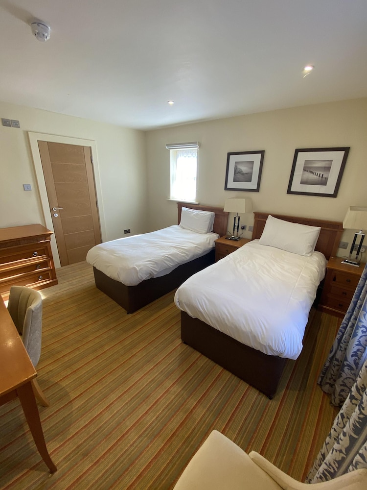 The Prom Hotel 8/50