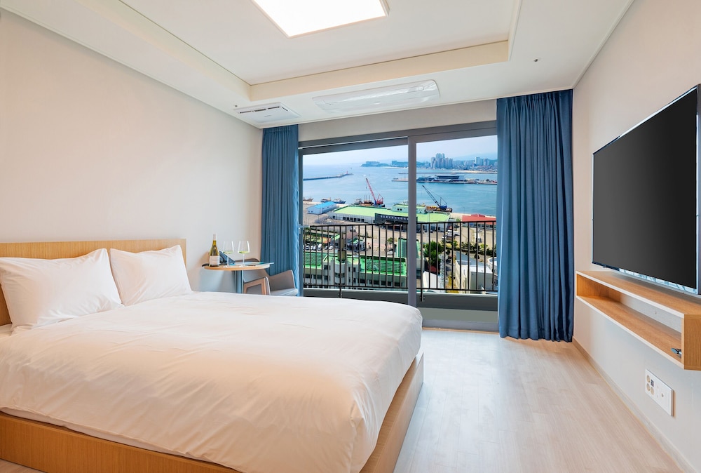 DELUXE, DOUBLE BED, PARTIAL OCEAN VIEW