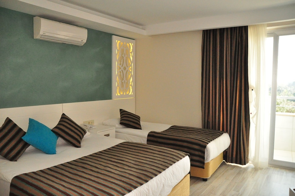 ROOM, TRIPLE, SEA VIEW, BALCONY