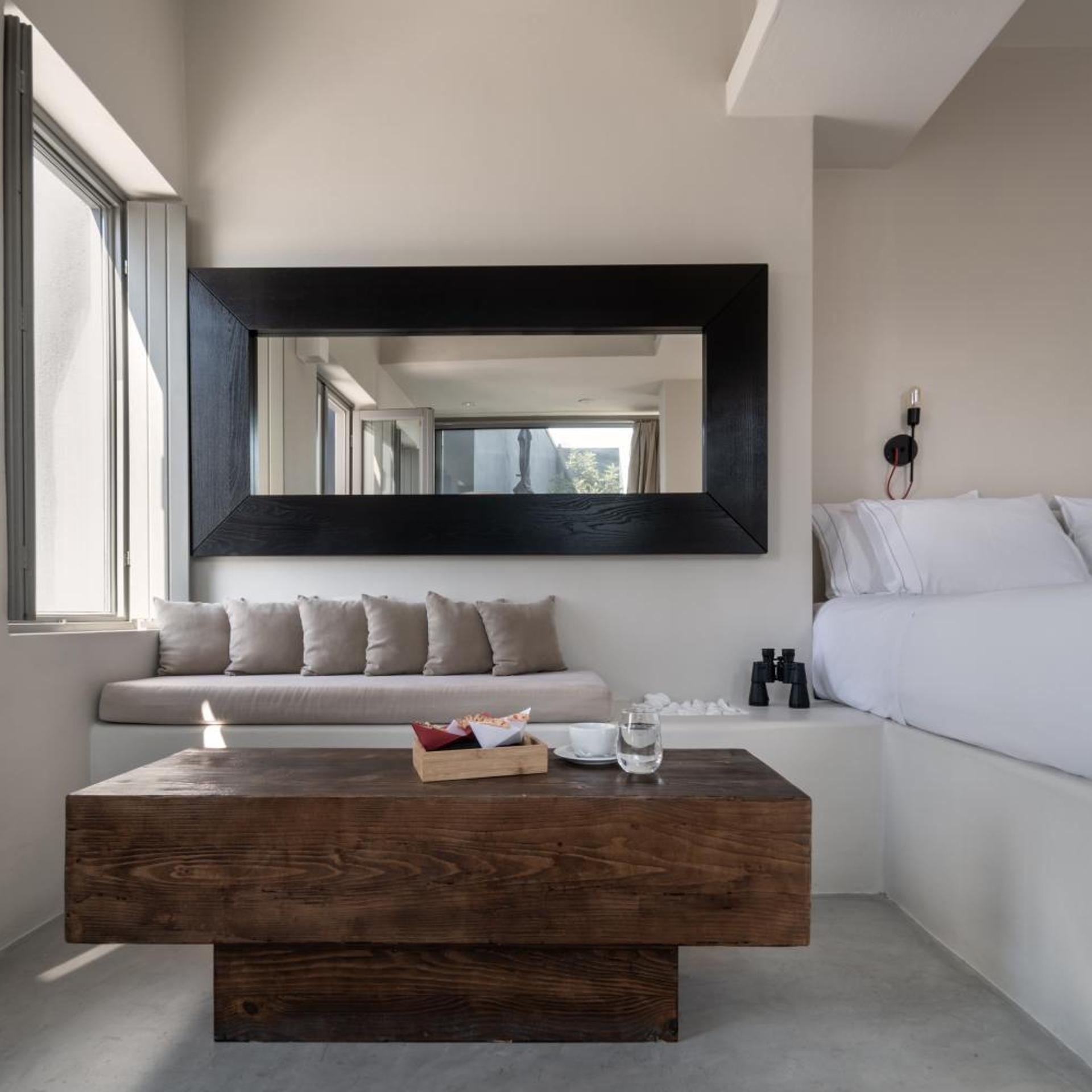 Deluxe, Suite, Caldera View, Outdoor Jetted Tub، West East Suites - Adults Only 6/10