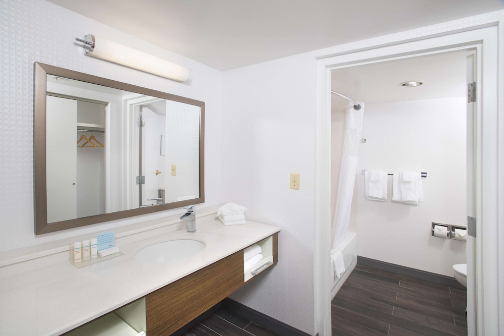 Hampton Inn Suites Annapolis 16/39