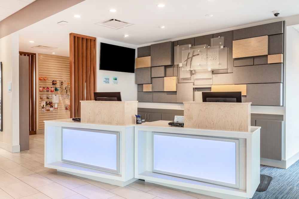 Holiday Inn Express Suites Springfield North 13/60