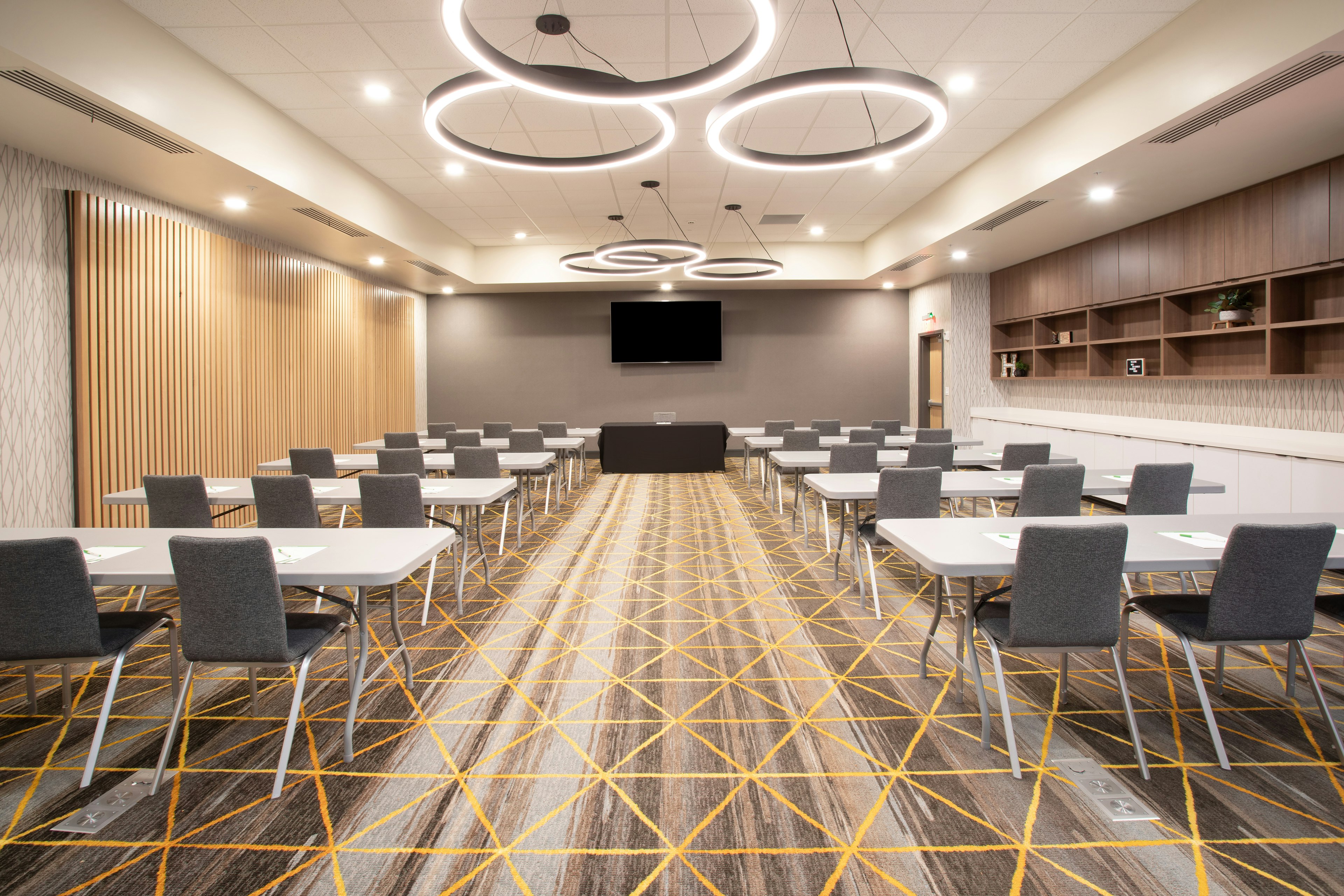 Holiday Inn Glendale - Stadium & Ent Dist 65/77