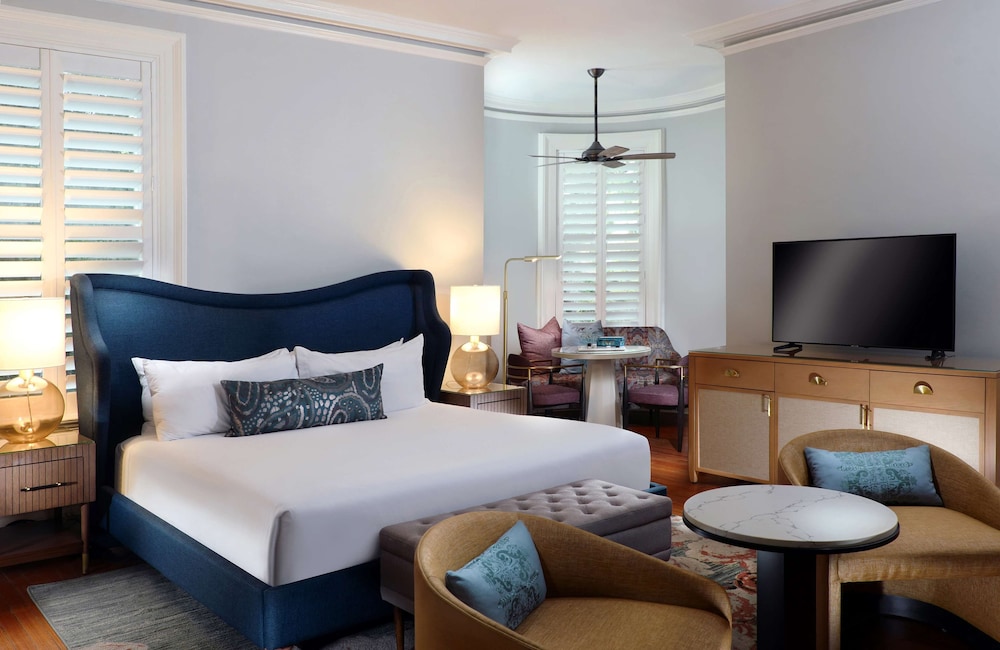 Governor, Suite, King Bed