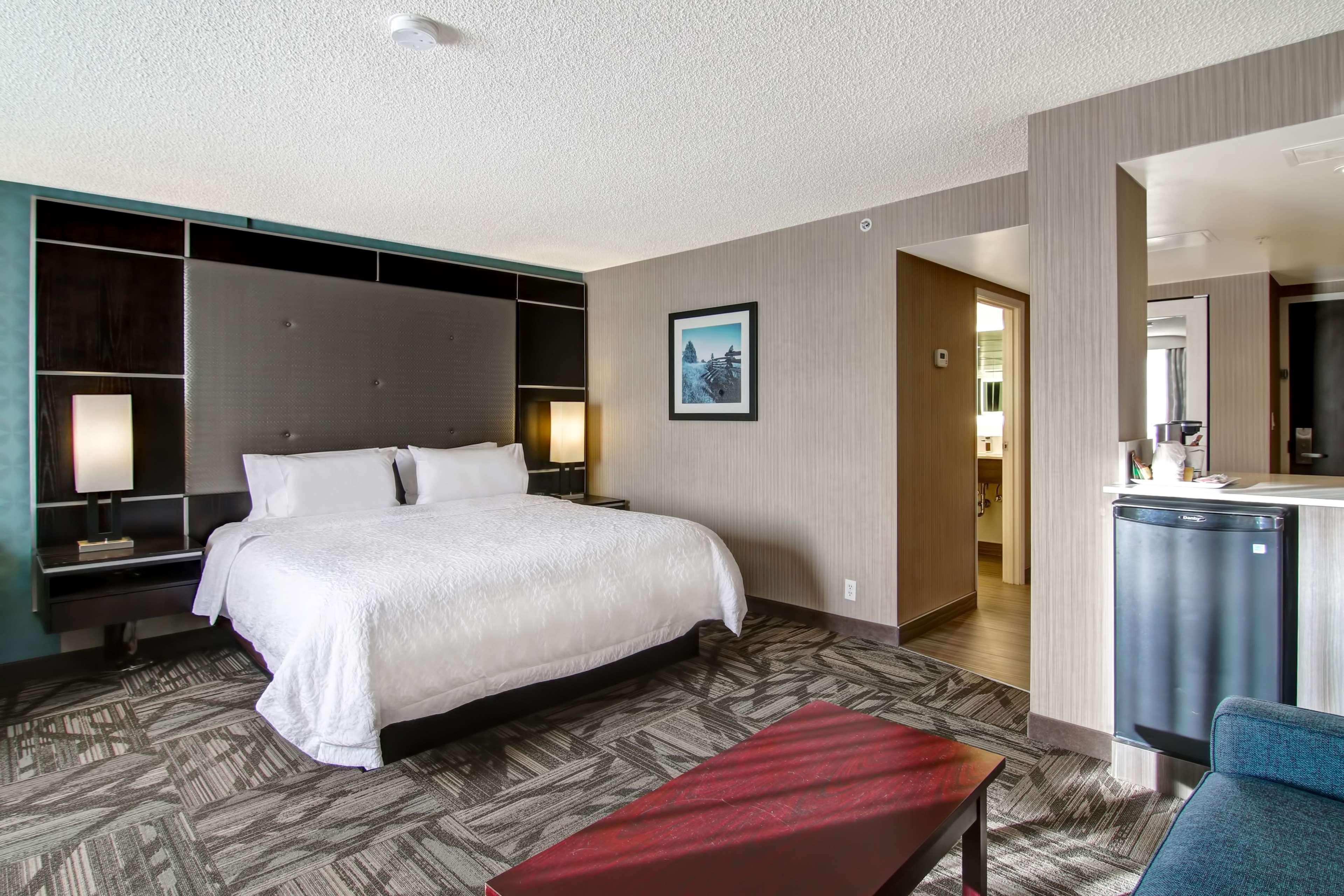 DELUXE, KING BED, JETTED TUB