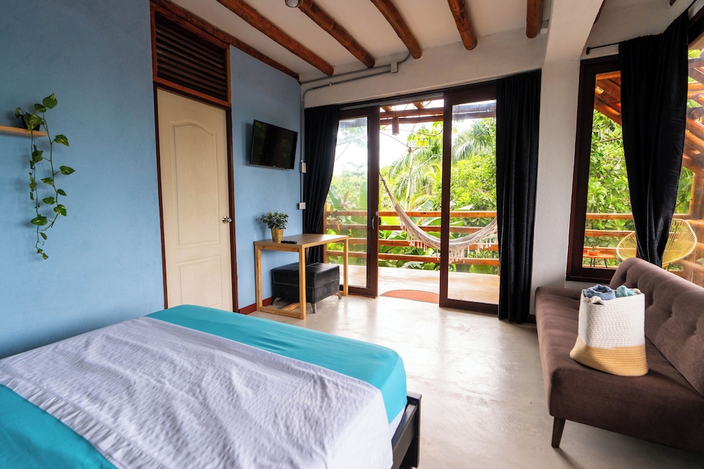 CLASSIC, DOUBLE BED, PRIVATE BATHROOM, SOFA