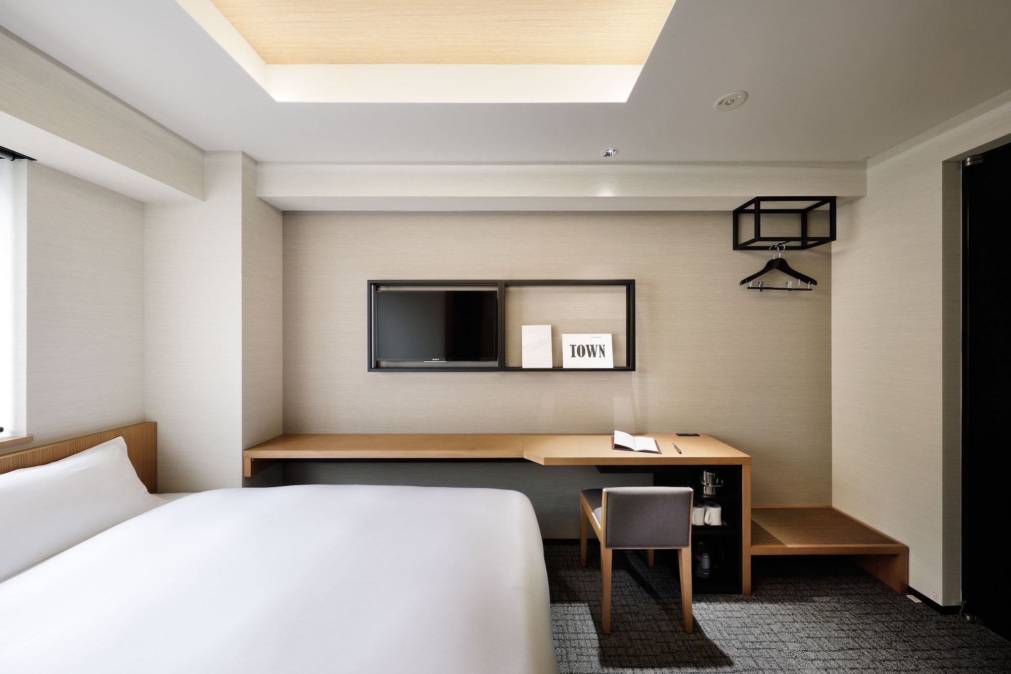 ROOM, DOUBLE BED