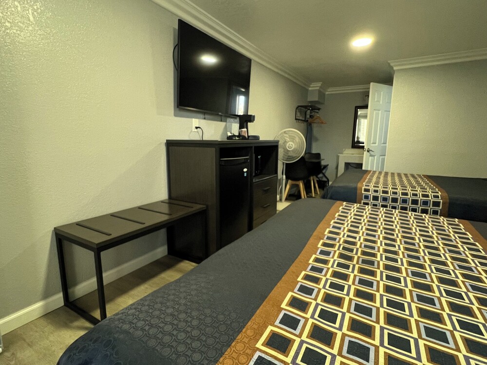 Sea Garden Motel 48/63