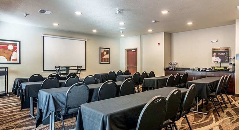 Cobblestone Hotel and Suites - Erie 42/50