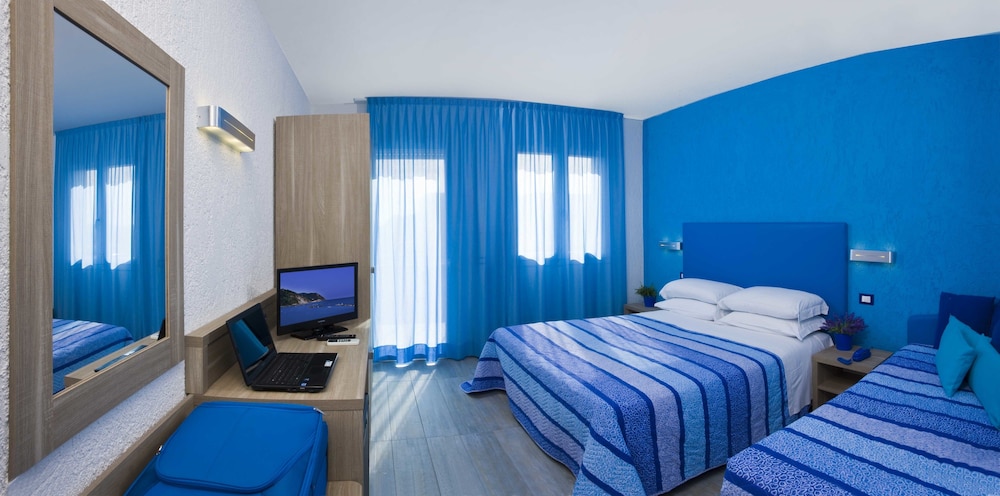 ROOM, TRIPLE