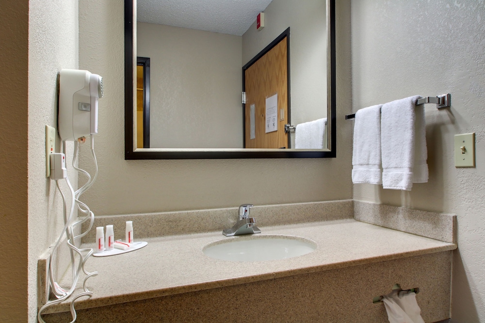 Galesburg Inn and Suites 14/42